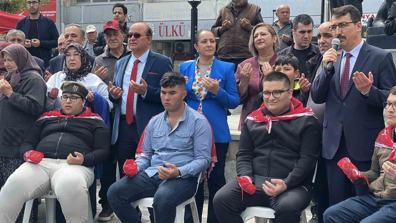 TEMSİLİ ASKERLİK UĞURLAMA TÖRENİNDE GENÇLERE KINA YAKILDI
