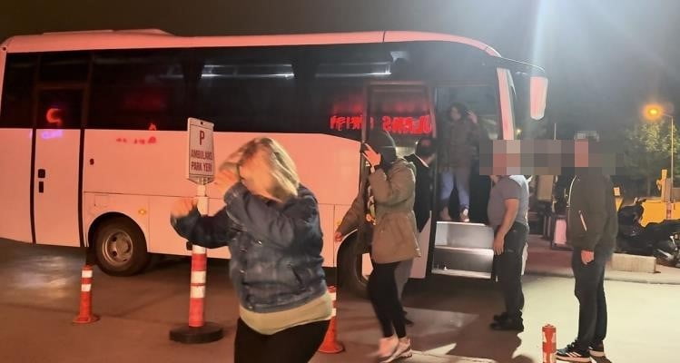 TEPEBAŞI BELEDİYESİ’NE YÖNELİK OPERASYONDA GÖZALTINA ALINAN ŞÜPHELİLER SAĞLIK KONTROLÜNE...