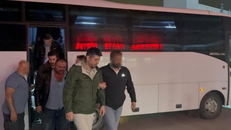 TEPEBAŞI BELEDİYESİ’NE YÖNELİK OPERASYONDA GÖZALTINA ALINAN ŞÜPHELİLER SAĞLIK KONTROLÜNE...
