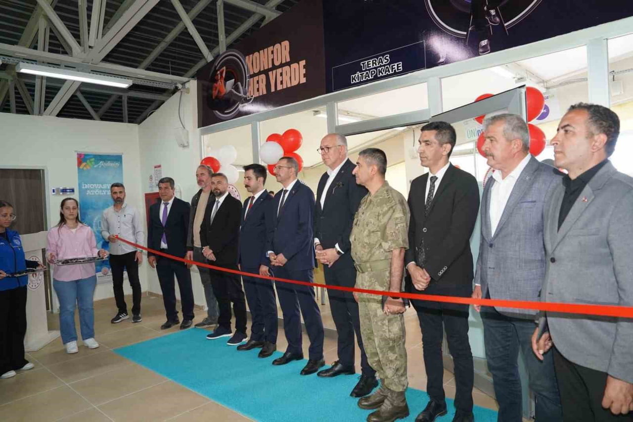 TERAS KİTAP KAFE'NİN AÇILIŞ TÖRENİNE, PINARHİSAR KAYMAKAMI ENVER ÖZDERİN, GARNİZON KOMUTANI...