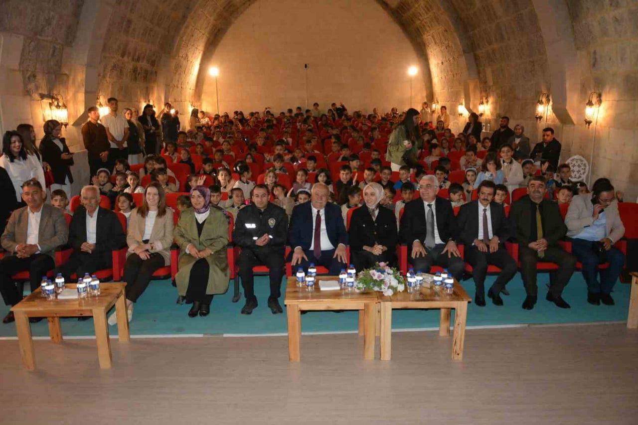 TERCAN İLÇESİNDE ERZİNCAN BİNALİ YILDIRIM ÜNİVERSİTESİ TERCAN MESLEK YÜKSEKOKULU ÖĞRENCİLERİ...