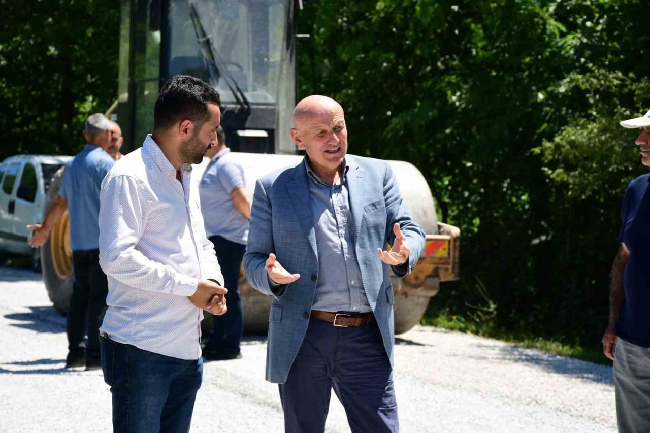 TERME İLÇE BELEDİYE BAŞKANI ŞENOL KUL, İLÇENİN YOL KALİTESİNİ ARTIRACAK VE MALİYETLERİ BÜYÜK...