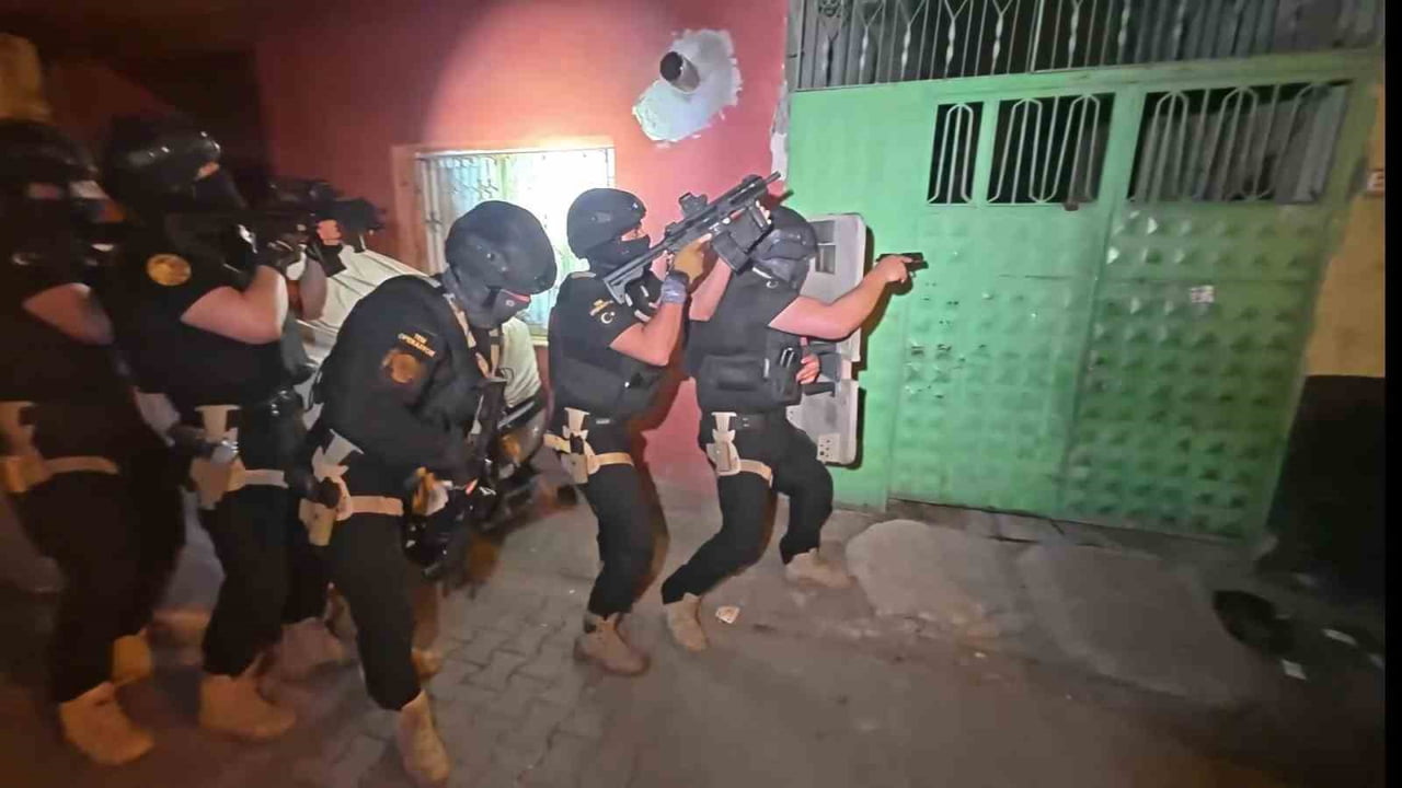 TERÖRLE MÜCADELE ÖZEL TİMİ DEAŞ'A YÖNELİK OPERASYONDA EVLERE ŞAFAK VAKTİ BASKIN YAPTI.