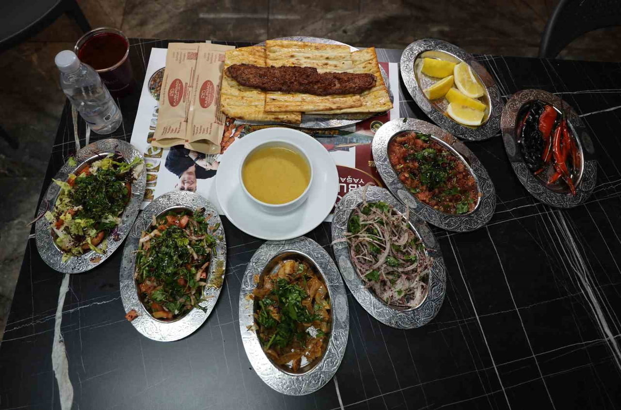 Adana kebabı ve bol salata kombinasyonu glutatyon seviyesini destekliyor
