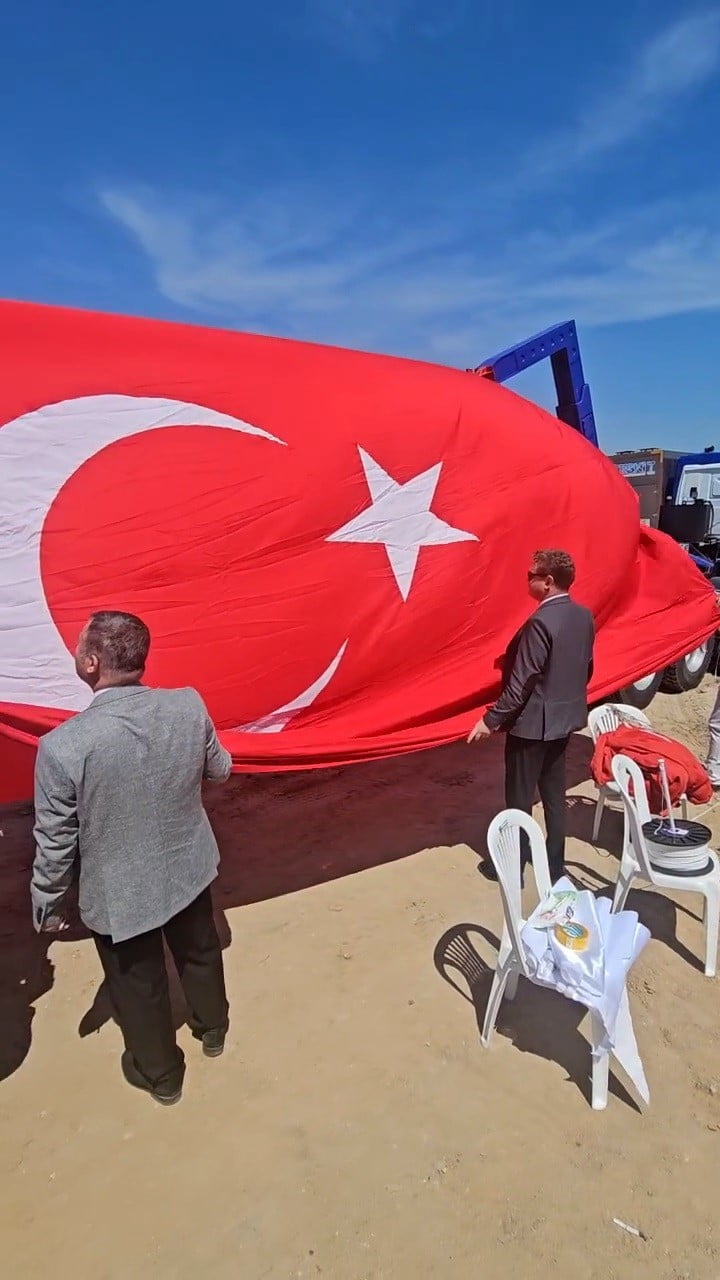 TESKİ’NİN TEMEL ATMA TÖRENİNDE BAYRAK HASSASİYETİ TAKDİR TOPLADI