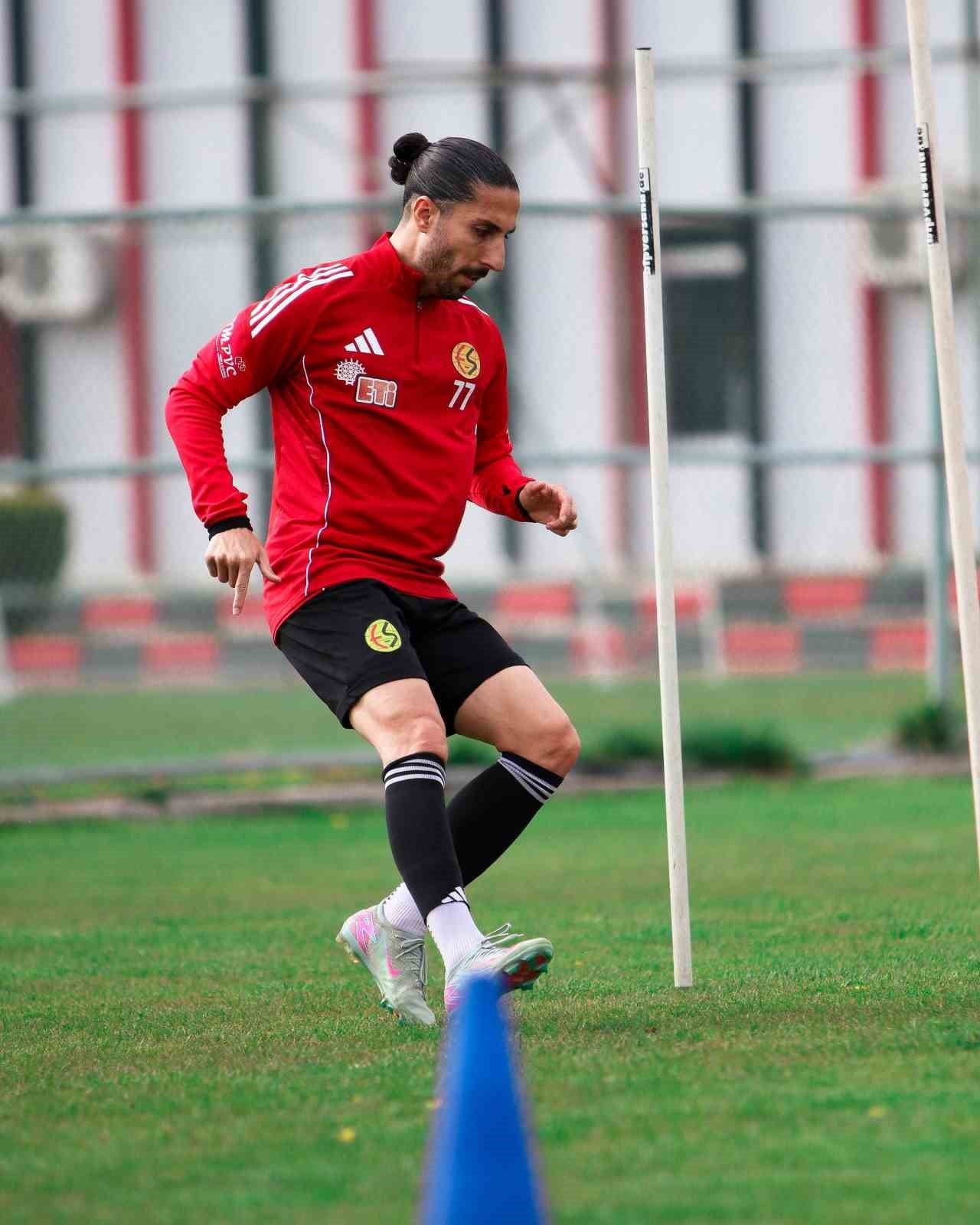 TFF 3. LİG'DE MÜCADELE EDEN ESKİŞEHİRSPOR, AYVALIKGÜCÜ BELEDİYESPOR MAÇININ RÖVANŞI İÇİN...