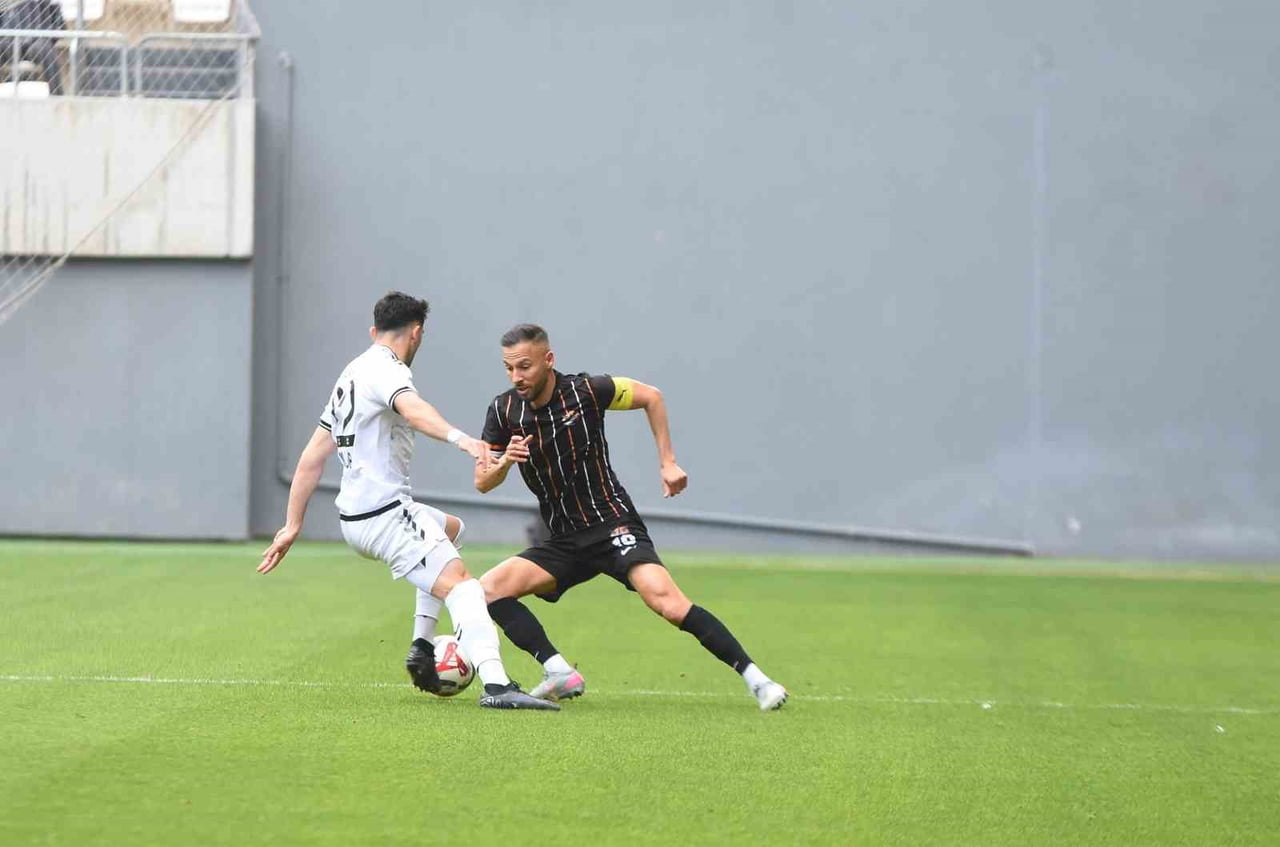 TFF 3. LİG EKİPLERİNDEN UŞAKSPOR’A TRANSFER OLDUĞU YÖNÜNDE ÇIKAN HABERLERLE GÜNDEME GELEN YASİN...