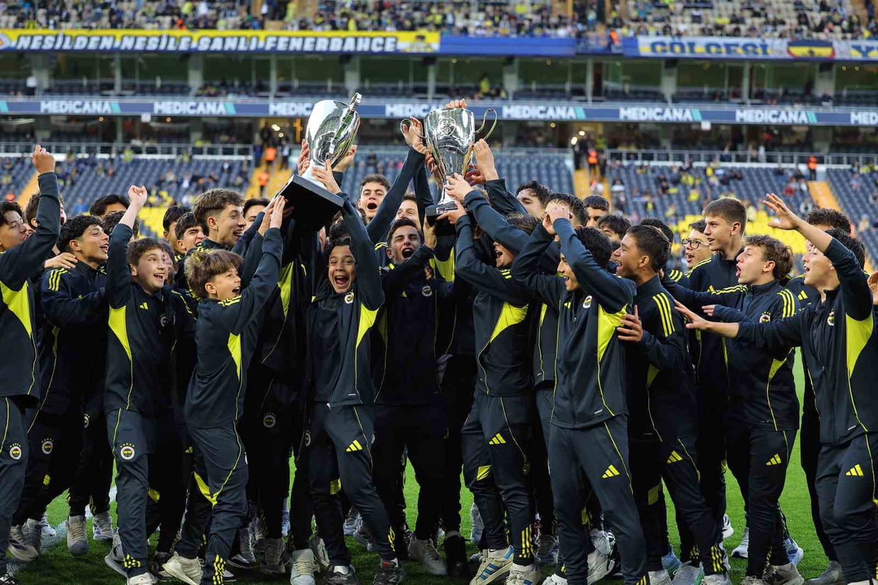 TFF U14 VE U15 GELİŞİM LİGİ FİNALLERİNİ ŞAMPİYON TAMAMLAYAN FENERBAHÇE U14 TAKIMI İLE U15...