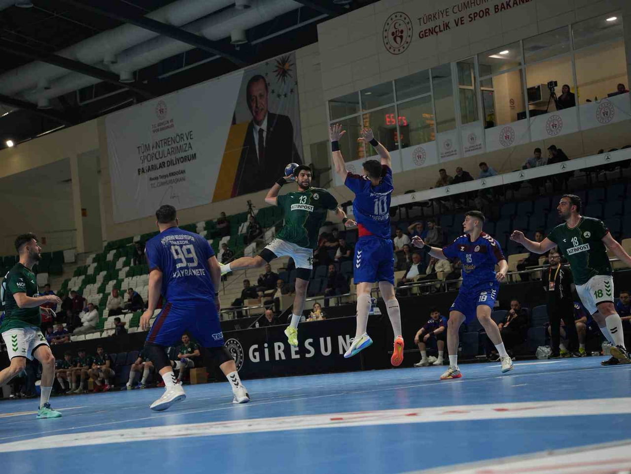 THF ERKEKLER HENTBOL SÜPER LİGİNDE GİRESUNSPOR, KONUK ETTİĞİ TRABZON BÜYÜKŞEHİR BELEDİYESİ İLE...