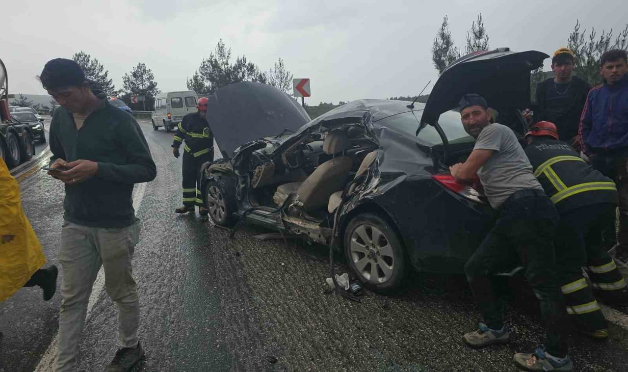 TIR İLE OTOMOBİL ÇARPIŞTI: 1 YARALI