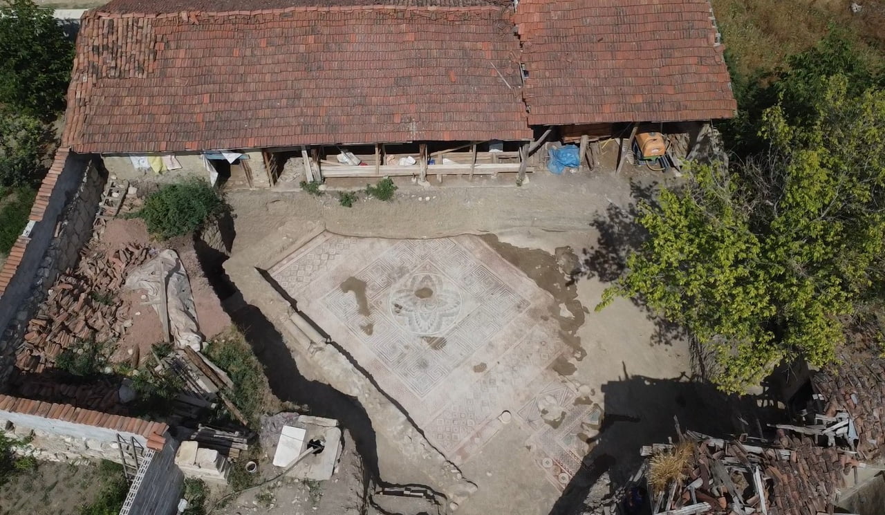 TOKAT'IN ZİLE İLÇESİNDE KAÇAK KAZIYLA ROMA DÖNEMİNE AİT "TRYPHE" MOZAİĞİNİN ORTAYA ÇIKARILDIĞI...