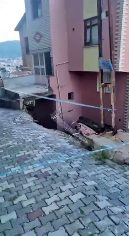 TOKAT'TA ÇÖKEN İSTİNAT DUVARI BİNADA HASAR OLUŞTURDU.