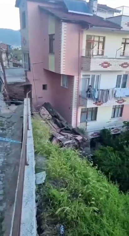 TOKAT'TA ÇÖKEN İSTİNAT DUVARI BİNADA HASAR OLUŞTURDU.