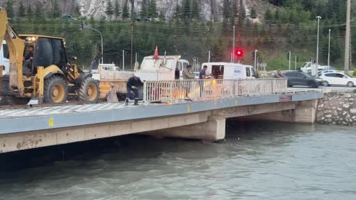 Tokat'ta Yeşilırmak'ın taşması sonucu şehir için taşkın riski oluşturan Çedaş Köprüsü'nün yıkımı...