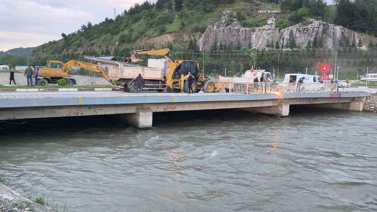 TOKAT'TA YEŞİLIRMAK'IN TAŞMASI SONUCU ŞEHİR İÇİN TAŞKIN RİSKİ OLUŞTURAN ÇEDAŞ KÖPRÜSÜ'NÜN YIKIMI...