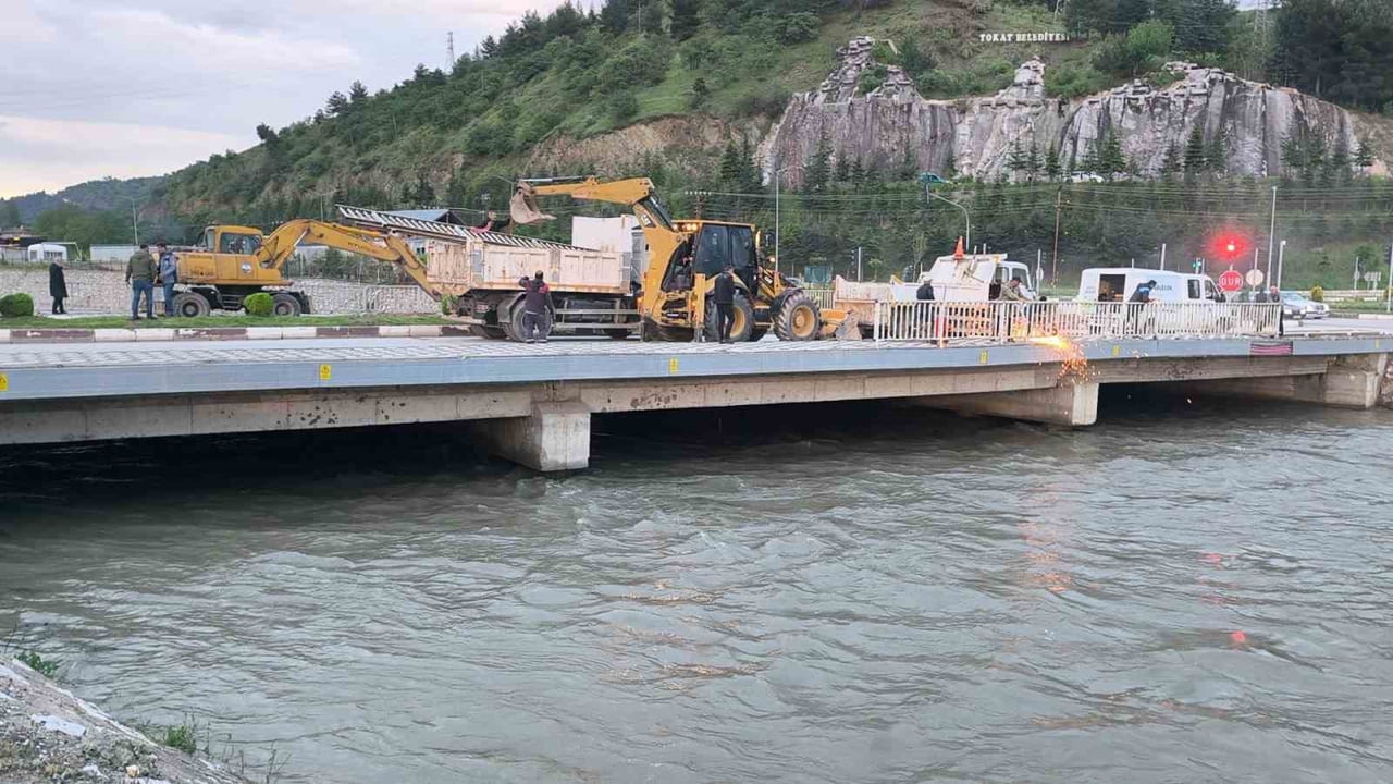 TOKAT'TA YEŞİLIRMAK'IN TAŞMASI SONUCU ŞEHİR İÇİN TAŞKIN RİSKİ OLUŞTURAN ÇEDAŞ KÖPRÜSÜ'NÜN YIKIMI...