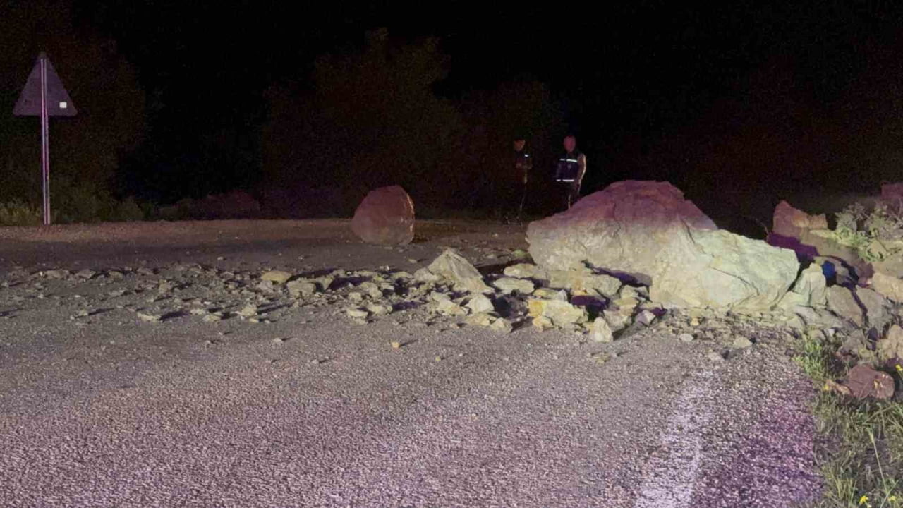 TOKAT’IN ÇAT KASABASI YOLUNDA DAĞ YAMACINDAN KOPAN KAYA PARÇALARI KARAYOLUNA DÜŞERKEN OLAY...