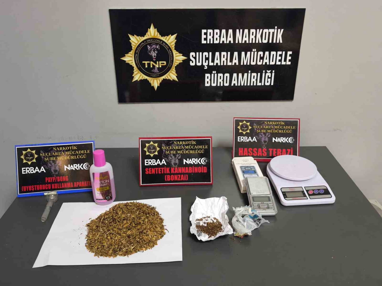 TOKAT’IN ERBAA İLÇESİNDE NARKOTİK EKİPLERİNCE DÜZENLENEN OPERASYONDA BONZAİ MADDESİ VE UYUŞTURUCU...