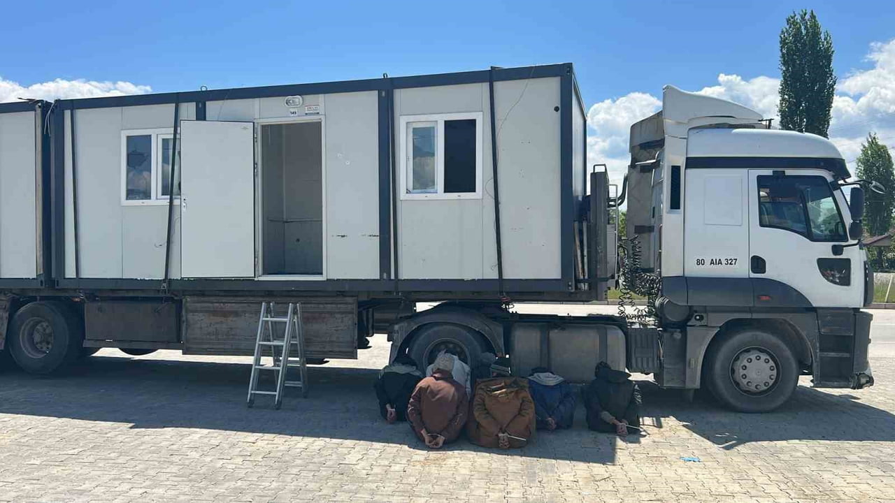TOKAT’IN ERBAA İLÇESİNDE POLİS EKİPLERİNCE DURDURULAN KONTEYNER YÜKLÜ TIRDA, KONTEYNER İÇERİSİNE...