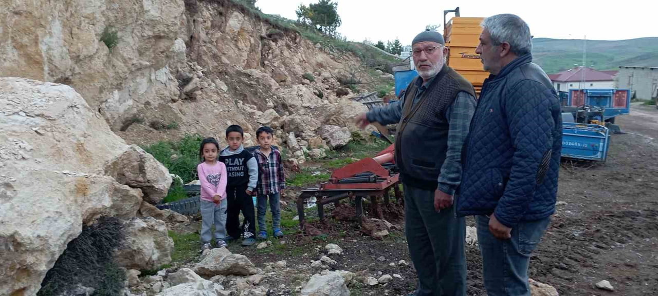 TOKAT’IN KAYASUYU KÖYÜNDE YAĞIŞ SONRASI HAREKETLENEREK YOLA DOĞRU KAYAN YAMAÇ, KÖY SAKİNLERİNİ...