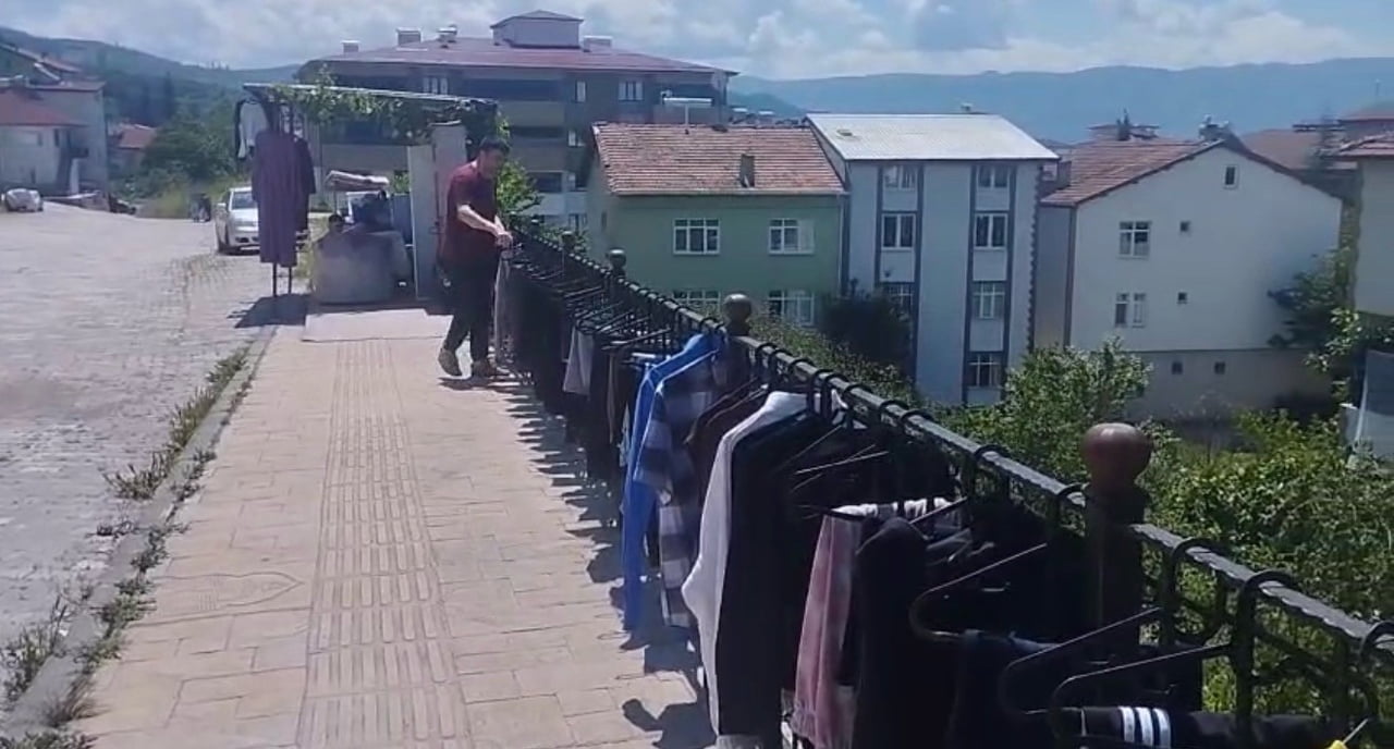 TOKAT’IN NİKSAR İLÇESİNDE BİR ESNAF, İŞ SOKAK ÜZERİNDE OLUŞTURDUĞU "İYİLİK REYONU" İLE KIYAFET VE...
