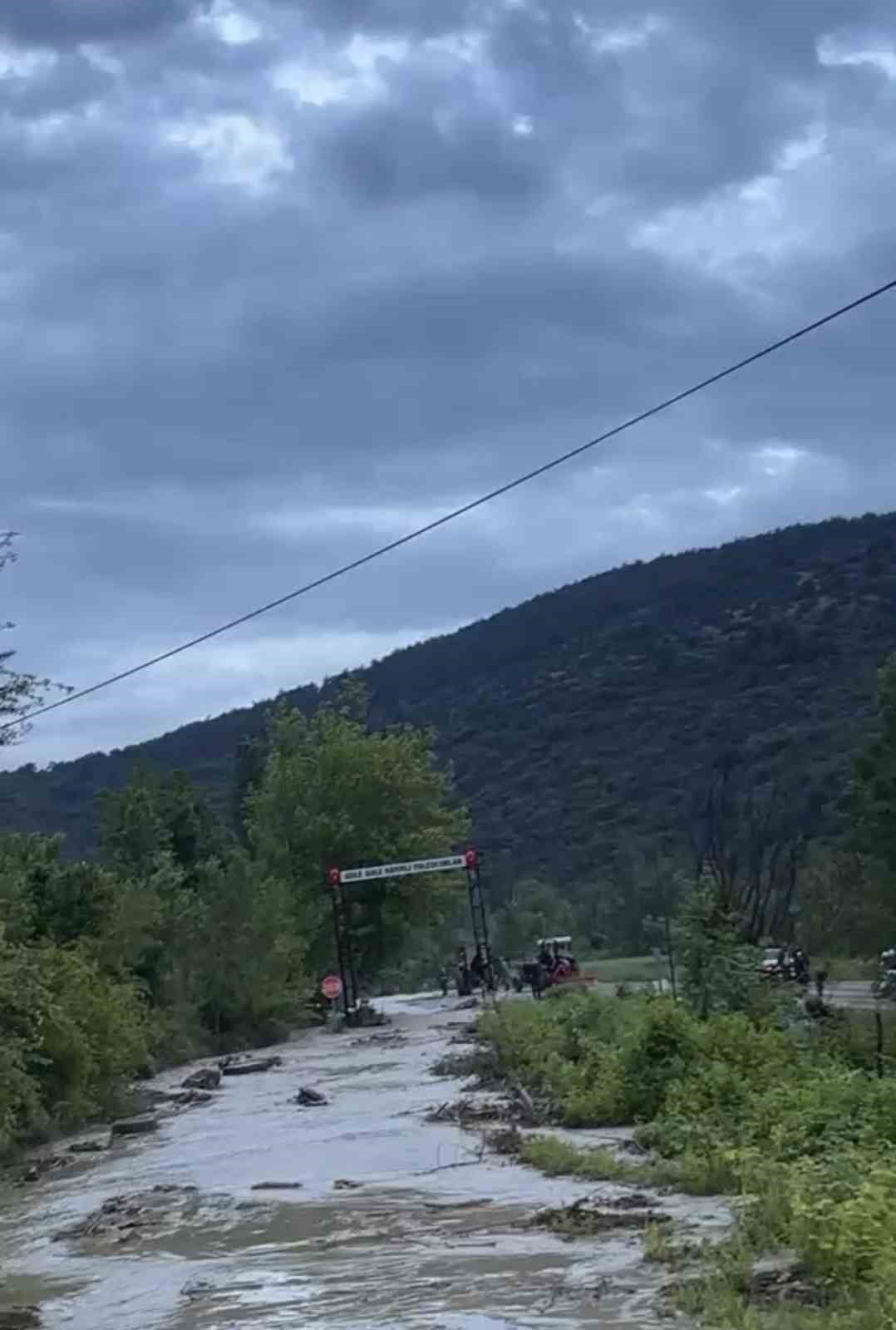 TOKAT’IN NİKSAR İLÇESİNDE ETKİLİ OLAN SAĞANAK YAĞIŞ SELE NEDEN OLDU. HACILI KÖYÜ YOLU SU AYTINDA...