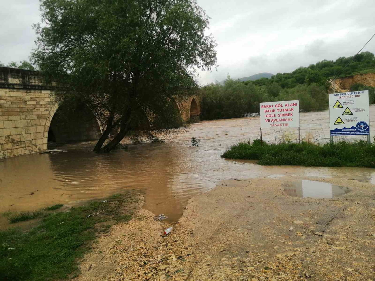 TOKAT’IN NİKSAR İLÇESİNDE ETKİLİ OLAN YAĞIŞLAR SONRASI KELKİT ÇAYI TAŞMA NOKTASINA GELİRKEN 8...