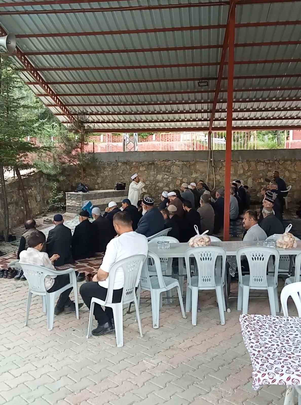 TOKAT’IN PAZAR İLÇESİNDE VATANDAŞLAR, SON YAĞIŞLARIN ARDINDAN MEZARLIKTA BİR ARAYA GELEREK ŞÜKÜR...