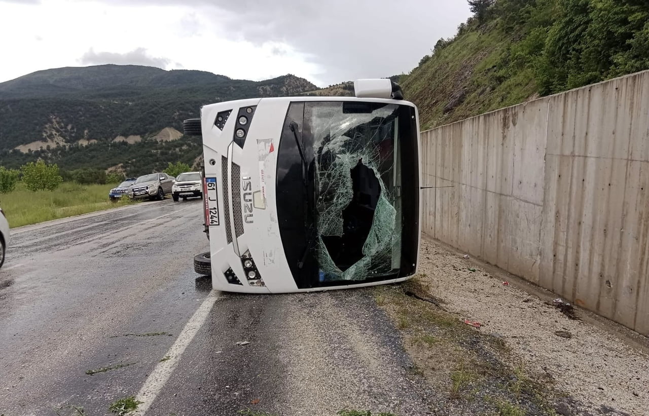 TOKAT’IN REŞADİYE İLÇESİNDE ESENYURT  BELEDİYESİ’NE AİT MİNİBÜSÜN DEVRİLEREK İTFAİYE ARACIYLA...