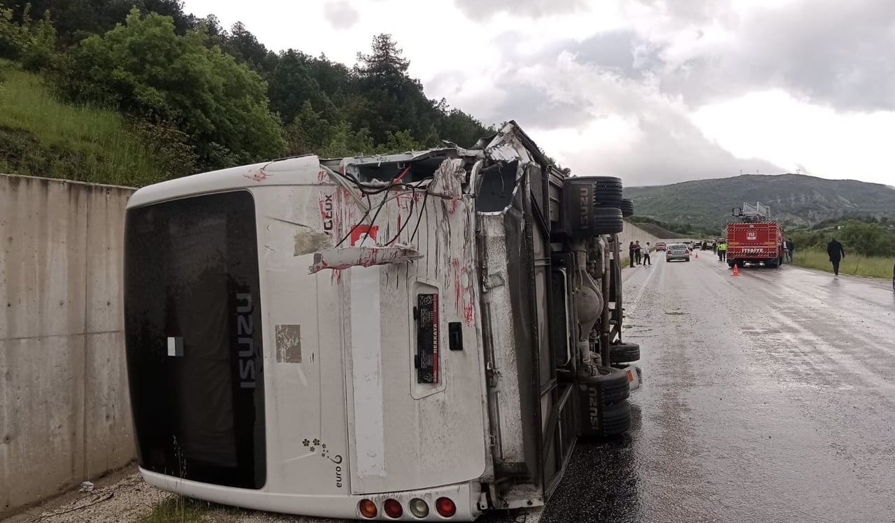 TOKAT’IN REŞADİYE İLÇESİNDE ESENYURT  BELEDİYESİ’NE AİT MİNİBÜSÜN DEVRİLEREK İTFAİYE ARACIYLA...