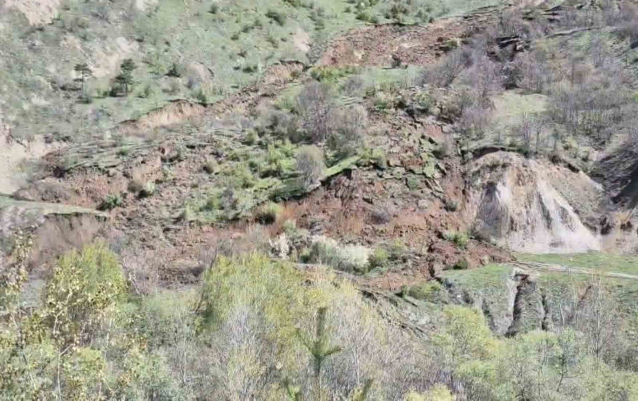 TOKAT’IN REŞADİYE İLÇESİNDE MEYDANA GELEN TOPRAK KAYMASINDA YAMAÇTAN KOPAN KAYA VE TOPRAK...