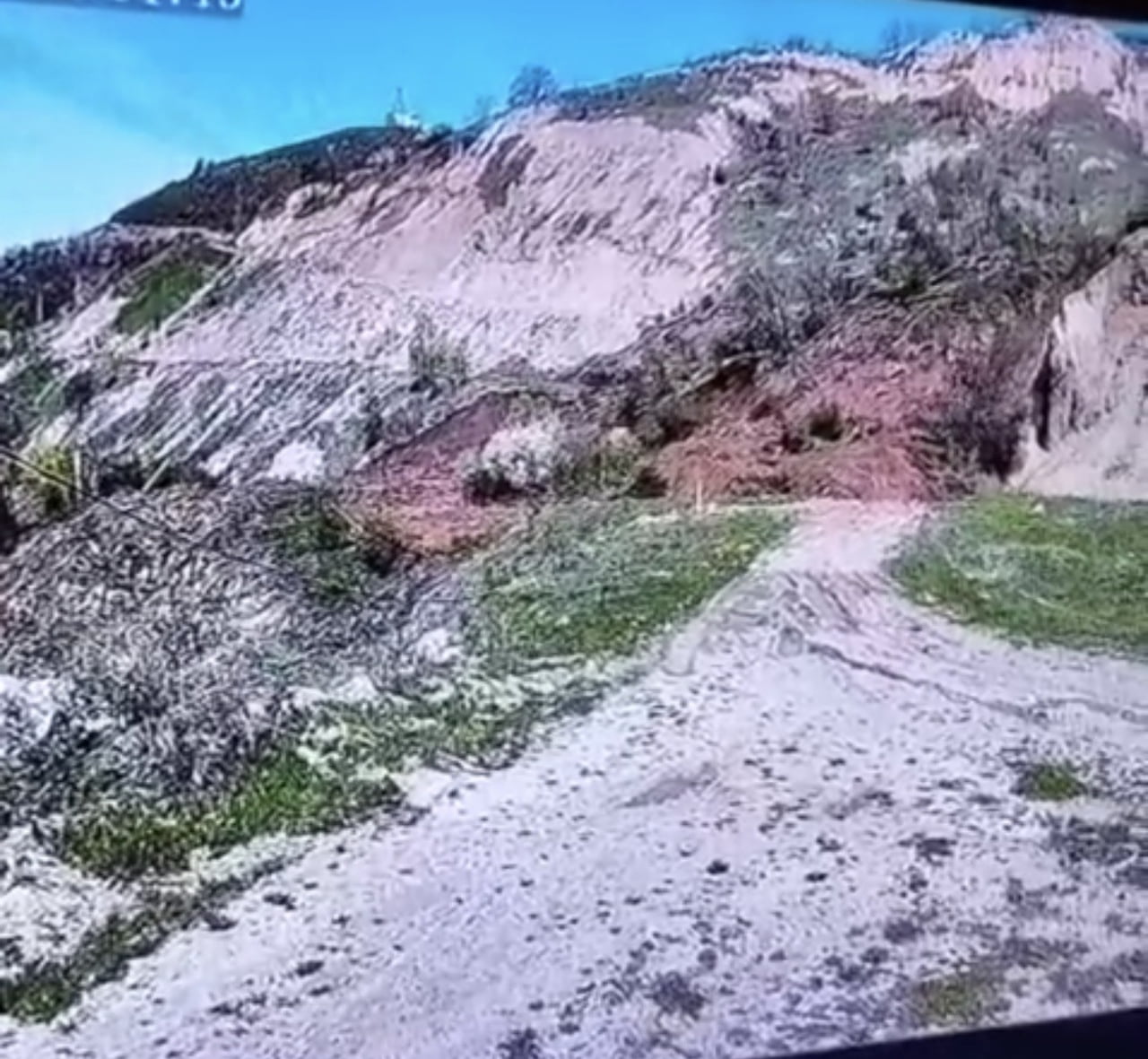TOKAT’IN REŞADİYE İLÇESİNDE MEYDANA GELEN TOPRAK KAYMASINDA YAMAÇTAN KOPAN KAYA VE TOPRAK...