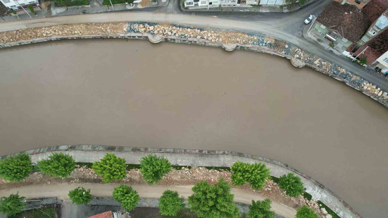TOKAT’IN TURHAL İLÇESİNDE TAŞKIN RİSKİ NEDENİYLE ALINAN ÖNLEMLER SÜRERKEN, İLÇE GENELİNDEKİ SON...