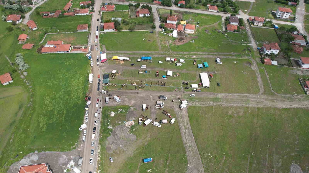 TOKAT’IN TURHAL İLÇESİNDE TAŞKIN RİSKİ NEDENİYLE SULAR ALTINDA KALAN HAYVAN PAZARI, İLÇENİN YÜKSEK...