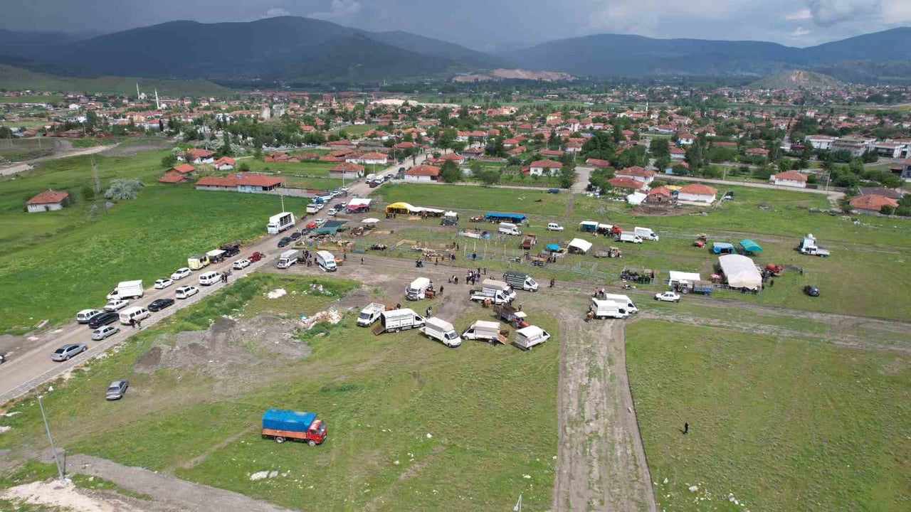 TOKAT’IN TURHAL İLÇESİNDE TAŞKIN RİSKİ NEDENİYLE SULAR ALTINDA KALAN HAYVAN PAZARI, İLÇENİN YÜKSEK...