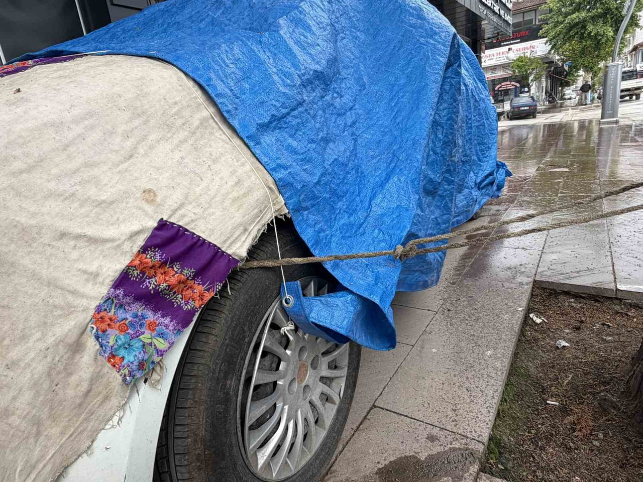 TOKAT’IN TURHAL İLÇESİNDE TAŞKIN RİSKİ VATANDAŞLARI KENDİ ÖNLEMLERİNİ ALMAYA YÖNELTTİ. İLÇEDE BİR...