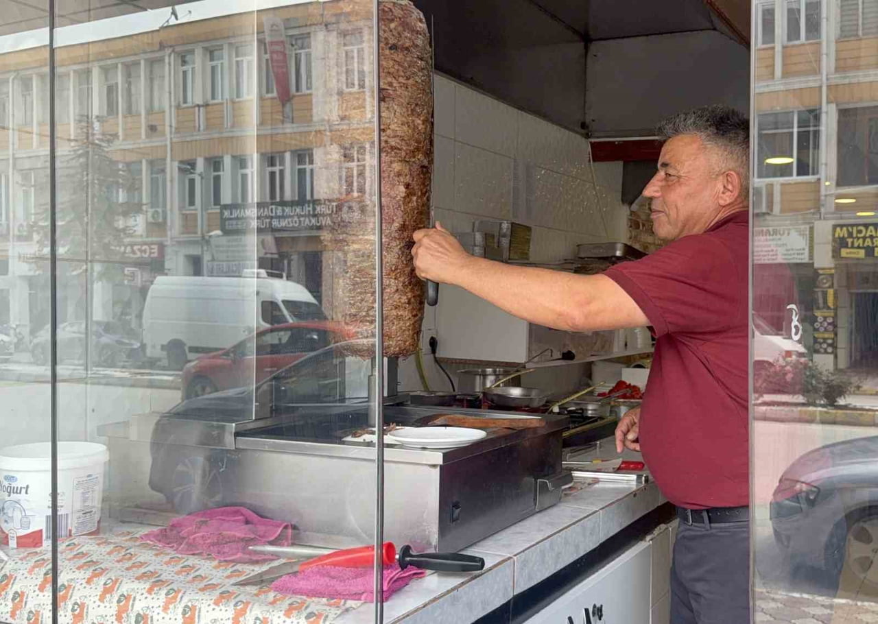 TOKAT’IN TURHAL İLÇESİNDE TAŞKIN RİSKİNE KARŞI GÜNLERDİR SÜREN TEDBİRLERİN ARDINDAN ESNAF YENİDEN...