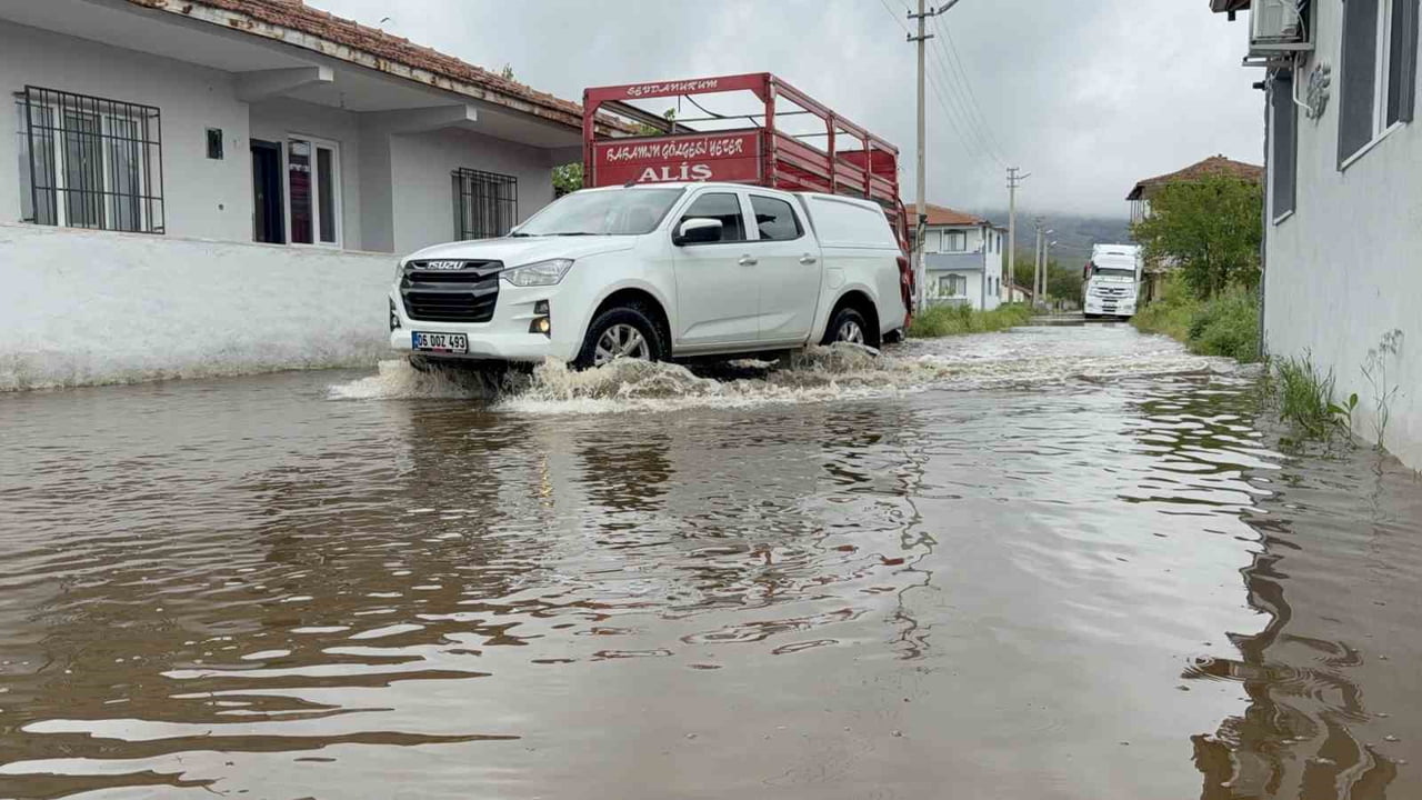 TOKAT’IN TURHAL İLÇESİNDE TOKAT VALİLİĞİ TARAFINDAN YAPILAN TAŞKIN UYARILARININ ARDINDAN İLÇE...