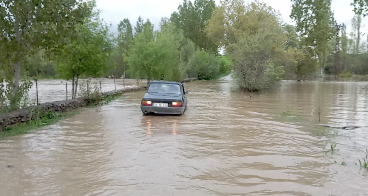 TOKAT’IN YEŞİLYURT İLÇESİNDEN GEÇEN ÇEKEREK IRMAĞI’NDA SON GÜNLERDE ETKİLİ OLAN YAĞIŞLARIN...