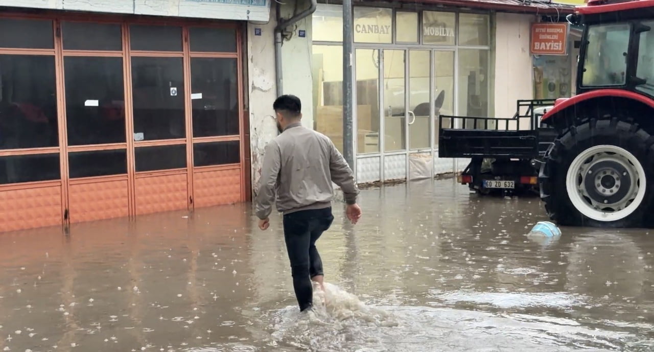 TOKAT’IN ZİLE İLÇESİNDE ETKİLİ OLAN SAĞANAK VE DOLU YAĞIŞI SONRASI CADDE VE SOKAKLAR GÖLE...
