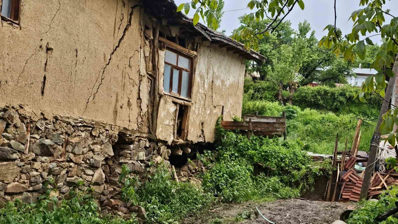 TOKAT MERKEZE BAĞLI NEBİ KÖYÜNDE SAĞANAK YAĞIŞ NEDENİYLE HEYELAN MEYDANA GELDİ. HEYELANDA HASAR...