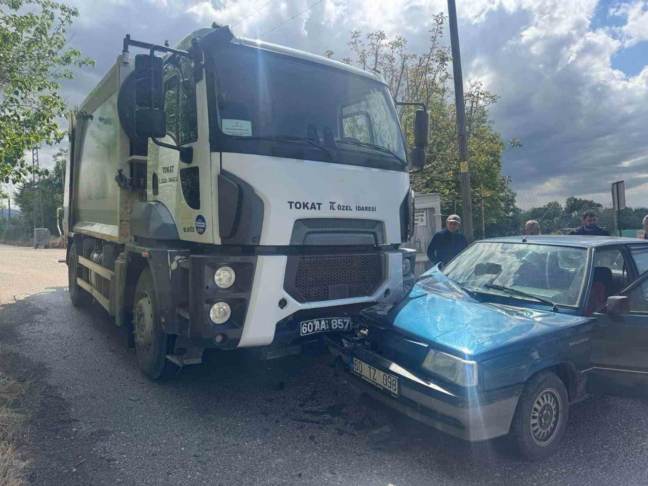 TOKAT’TA ÇÖP KAMYONU İLE OTOMOBİLİN ÇARPIŞTIĞI TRAFİK KAZASINDA 2 KİŞİ YARALANDI.
