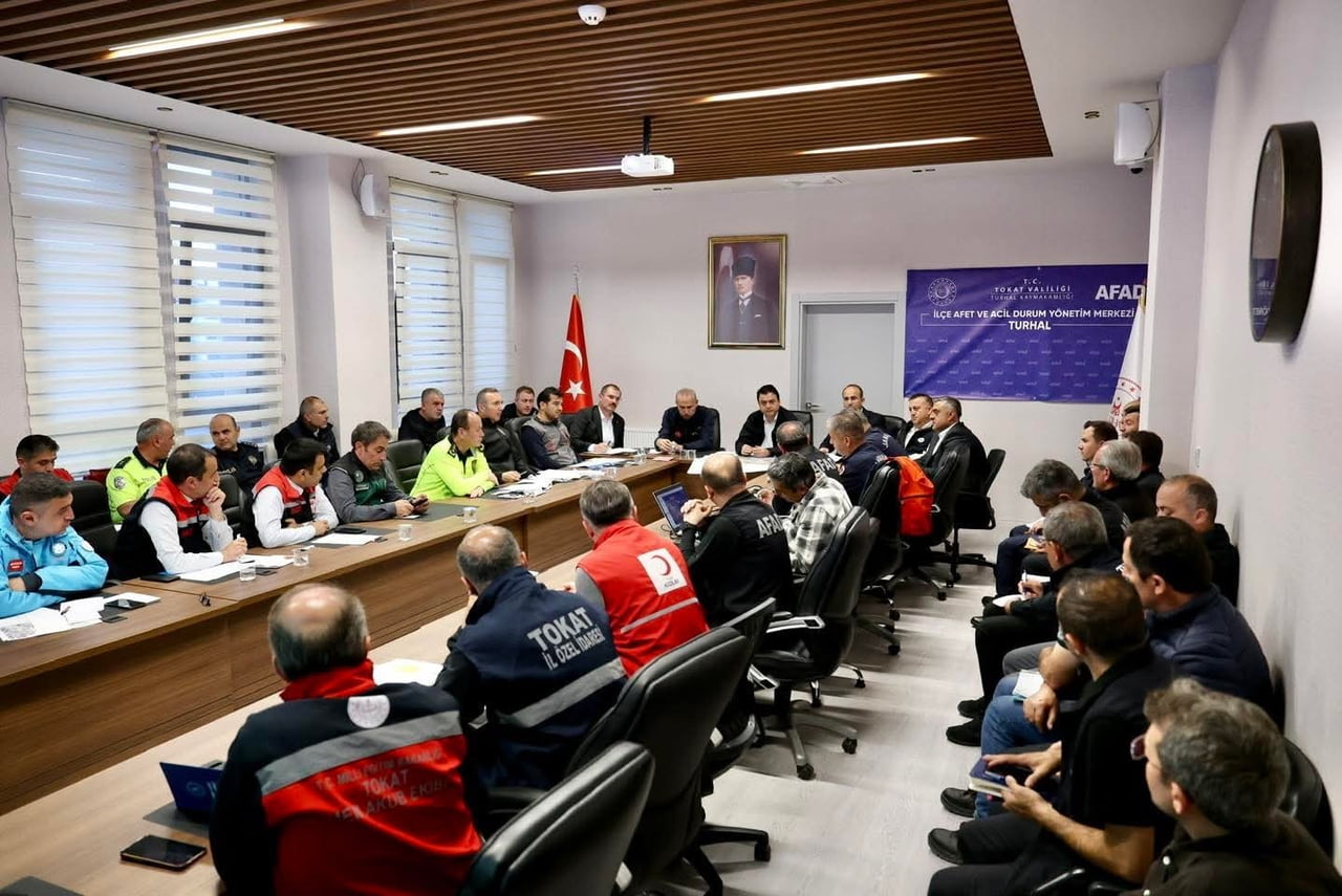TOKAT’TA ETKİLİ OLAN YOĞUN YAĞIŞLAR SONRASI TURHAL’DA KURULAN İLÇE AFET VE ACİL DURUM KOORDİNASYON...
