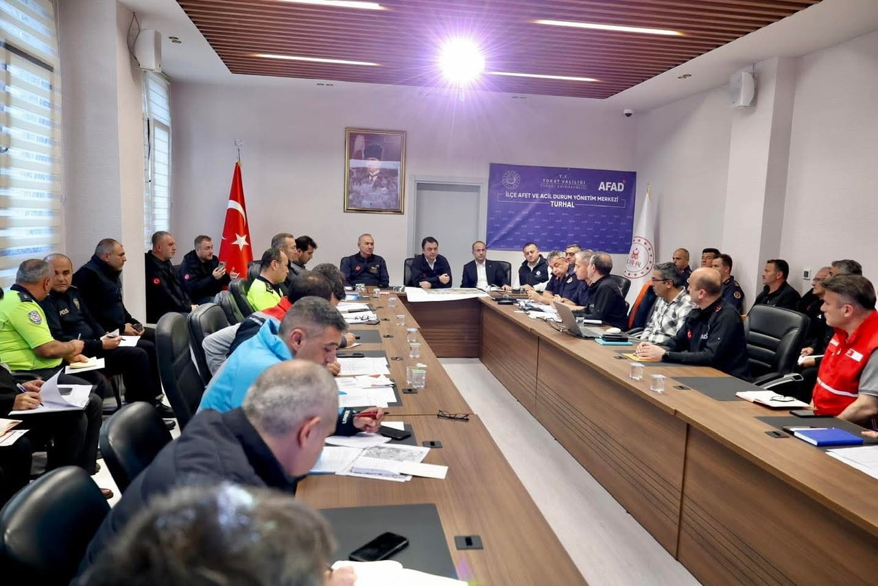 TOKAT’TA ETKİLİ OLAN YOĞUN YAĞIŞLAR SONRASI TURHAL’DA KURULAN İLÇE AFET VE ACİL DURUM KOORDİNASYON...
