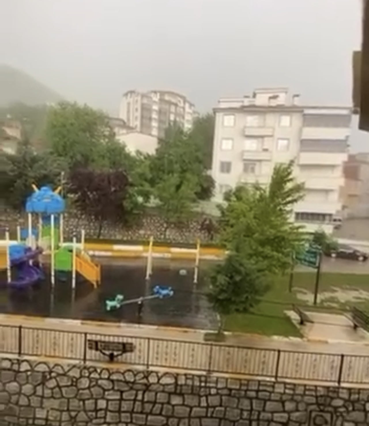 TOKAT’TA GÜNLERDİR YAPILAN TAŞKIN UYARILARININ ARDINDAN ETKİLİ OLAN SAĞANAK YAĞIŞ KENTTE HAYATI...