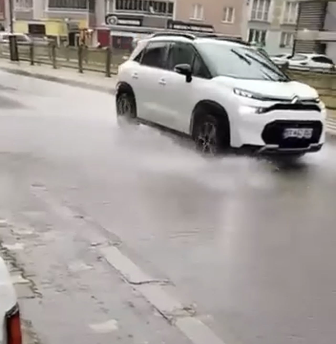 TOKAT’TA GÜNLERDİR YAPILAN TAŞKIN UYARILARININ ARDINDAN ETKİLİ OLAN SAĞANAK YAĞIŞ KENTTE HAYATI...