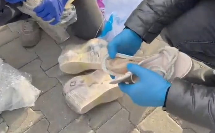 TOKAT’TA NARKOTİK EKİPLERİ TARAFINDAN KADIN AYAKKABILARI TABANLARINA GİZLENMİŞ EROİN ELE...