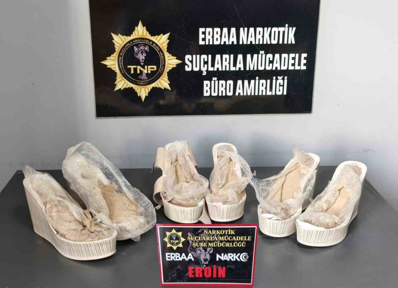 TOKAT’TA NARKOTİK EKİPLERİ TARAFINDAN KADIN AYAKKABILARI TABANLARINA GİZLENMİŞ EROİN ELE...