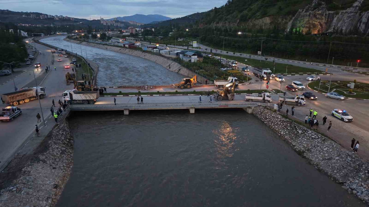 TOKAT’TA SON GÜNLERDE ETKİLİ OLAN YAĞIŞLARIN ARDINDAN DEBİSİ YÜKSELEN YEŞİLIRMAK’TA TAŞKIN RİSKİ...
