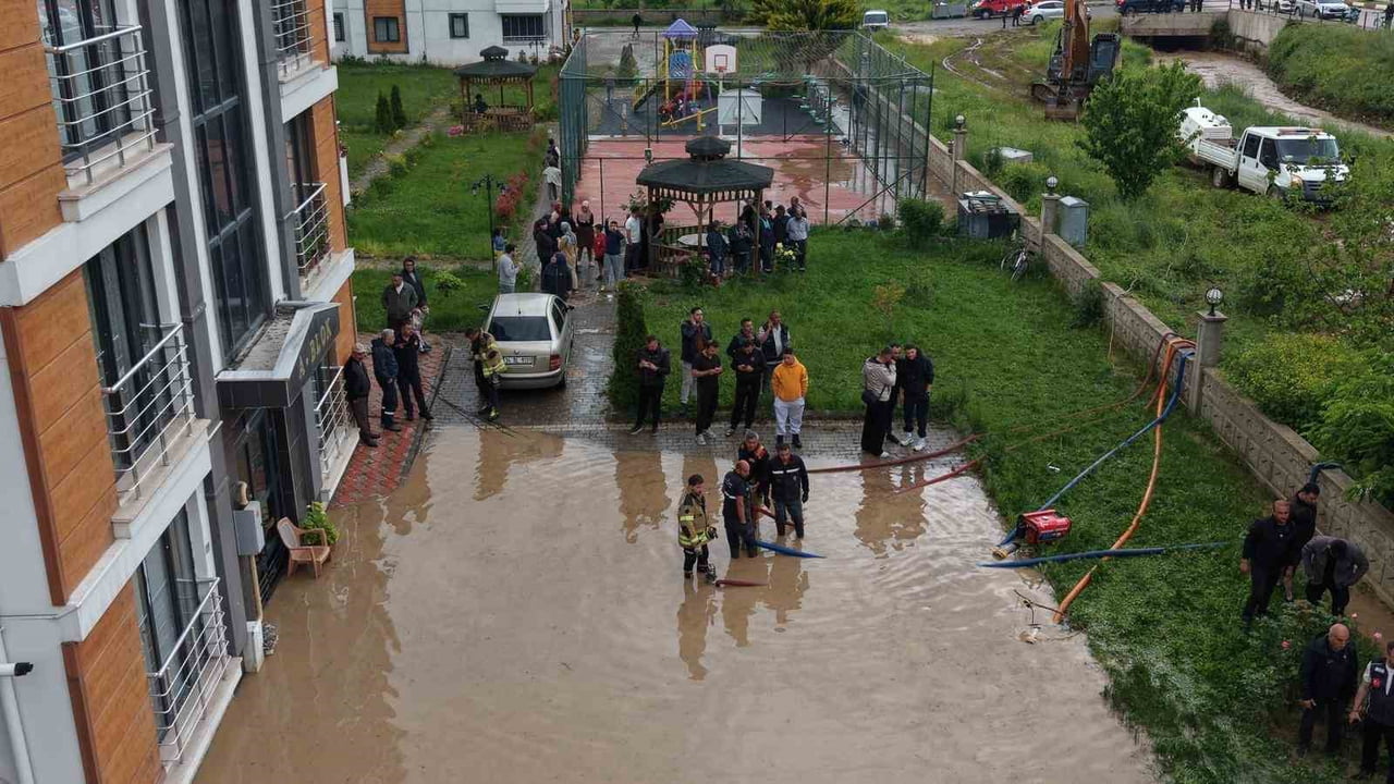 TOKAT’TA SU BASKINLARININ YAŞANDIĞI VADİ PARK EVLERİ BÖLGESİNDE BELEDİYE EKİPLERİ ÇALIŞMA...